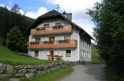 Muhr Apartment | Family-Friendly Ferienwohnung Aignerhof with Breakfast & Kitchen