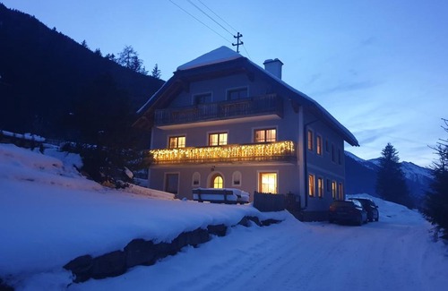 Muhr Apartment | Family-Friendly Ferienwohnung Aignerhof with Breakfast & Kitchen