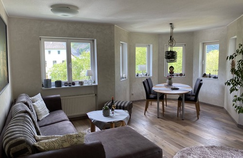 Dhron Apartment | Pet-Friendly Ferienwohnung Alexa with Family Amenities