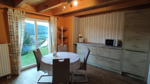 Albstadt Apartment | Cozy Ferienwohnung Albblick: Child-Friendly Retreat with 9.3/10
