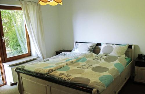 Neuravensburg Apartment | Discover Ferienwohnung Alpsteinweg: Spa & Family-Friendly Stay