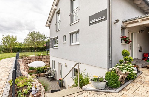 Zwiefalten Apartment | Family-Friendly Ferienwohnung Alpenblick with High Ratings