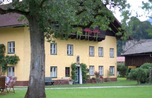 Kuchl Apartment | Pet-Friendly Ferienwohnung Alpenblick with Top Guest Ratings