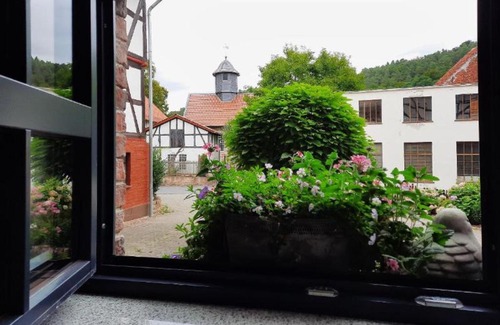 Aua Apartment | Cozy Ferienwohnung Alter Kuhstall with Kitchen & Accessibility