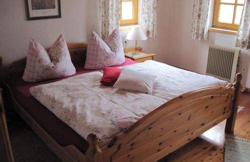 Patergassen Apartment | Cozy Ferienwohnung Althoelbling: Pet and Child Friendly Stay