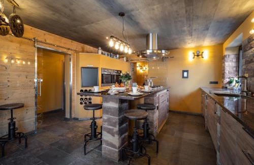 Eppenbrunn Apartment | Elegant Ferienwohnung Altschloss with Hot Tub & Breakfast