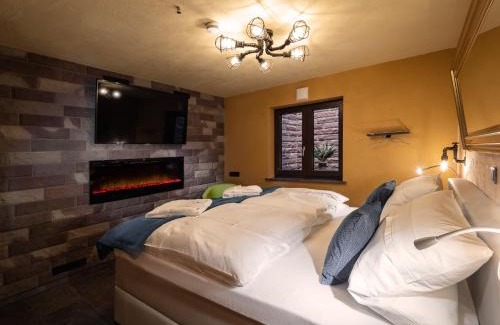 Eppenbrunn Apartment | Elegant Ferienwohnung Altschloss with Hot Tub & Breakfast