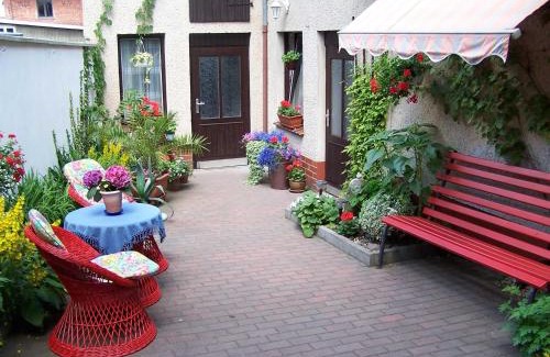 Pampow Apartment | Family-Friendly Ferienwohnung Altstadtblick with Cozy Fireplace