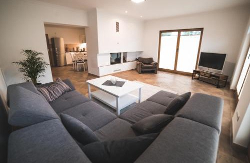 Warnitz Apartment | Cozy Ferienwohnung am Aubach: Pet & Child Friendly Retreat