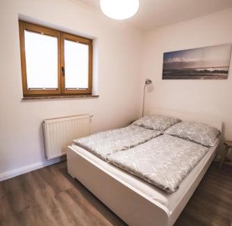 Warnitz Apartment | Cozy Ferienwohnung am Aubach: Pet & Child Friendly Retreat