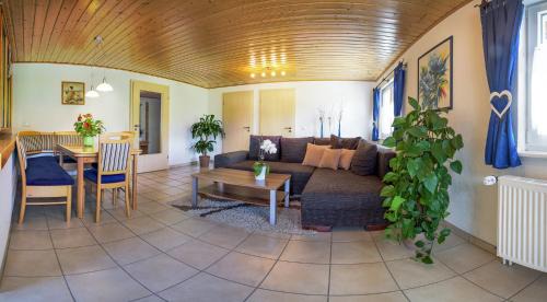 Waldau Apartment | Family-Friendly Ferienwohnung am Schneeberg with Pool & Ocean View