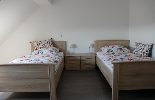 Schneppenbaum Apartment | Cozy Ferienwohnung am Deich: Family-Friendly Retreat