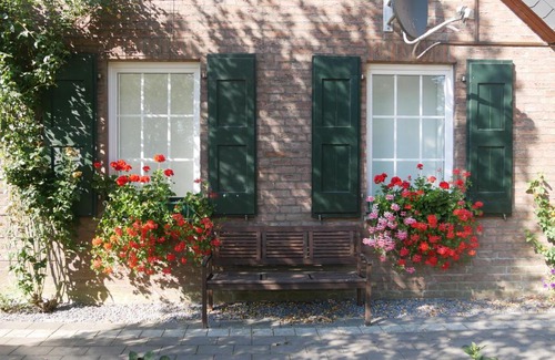 Schneppenbaum Apartment | Cozy Ferienwohnung am Deich: Family-Friendly Retreat