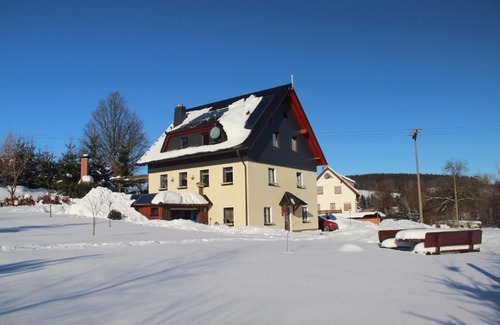 Dorfchemnitz Apartment | Peaceful Ferienwohnung am Erlermuhlenbach with Pool & Hot Tub