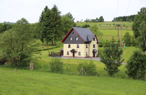 Dorfchemnitz Apartment | Peaceful Ferienwohnung am Erlermuhlenbach with Pool & Hot Tub