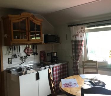 Andenhausen Apartment | Cozy Ferienwohnung am Hochrhöner - Child Friendly Retreat