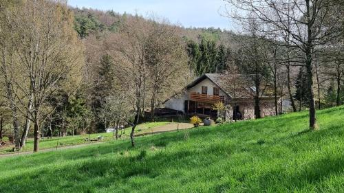 Brombachtal Apartment | Cozy Ferienwohnung Am Kirchberg - Family-Friendly Retreat