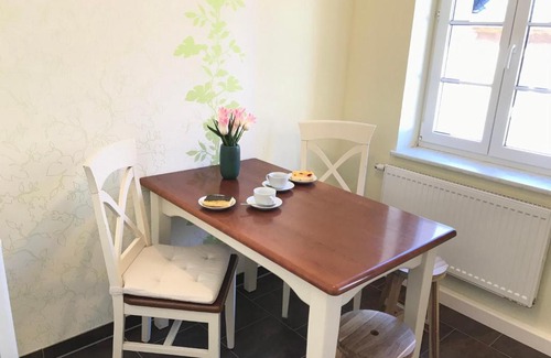 Schlettau Apartment | Elegant Ferienwohnung am Markt with Breakfast & Family Amenities