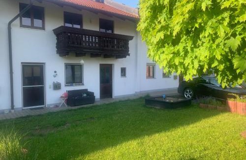 Altotting Apartment | Family-Friendly Ferienwohnung am Ponyhof with Breakfast