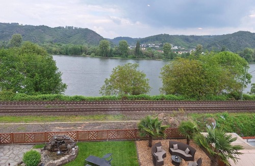 Rhens Apartment | Scenic Ferienwohnung Am Rhein with River View & Family-Friendly