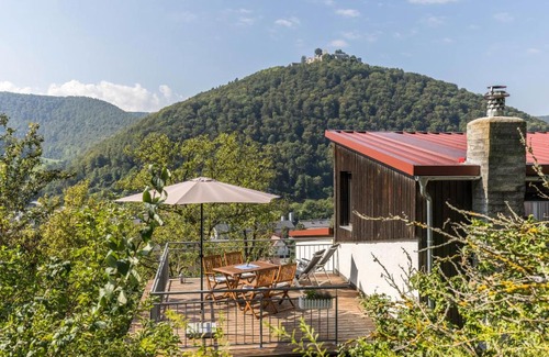 Bad Urach Apartment | Family-Friendly Ferienwohnung Am Samuelstein with High Ratings
