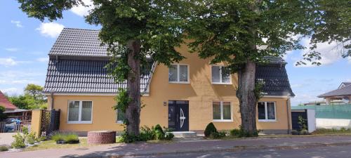 Wickendorf Apartment | Discover Ferienwohnung am Schweriner Außensee with Pool & Ocean View