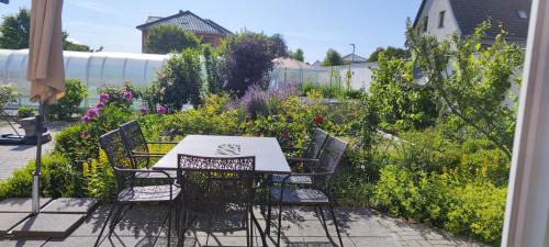 Wickendorf Apartment | Discover Ferienwohnung am Schweriner Außensee with Pool & Ocean View