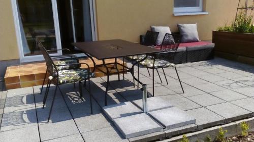 Wickendorf Apartment | Discover Ferienwohnung am Schweriner Außensee with Pool & Ocean View