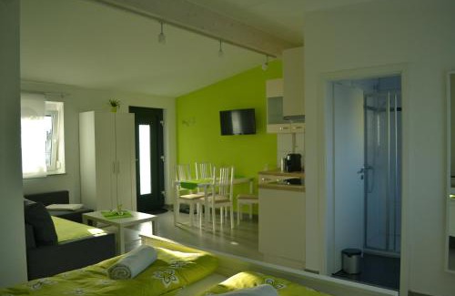 Lochbrucke Apartment | Family-Friendly Retreat at Ferienwohnung am Seewald