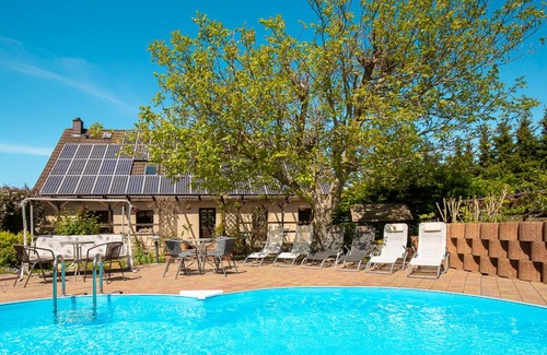 Parchtitz Apartment | Family-Friendly Ferienwohnung Am Walnussbaum with Pool
