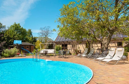 Parchtitz Apartment | Family-Friendly Ferienwohnung Am Walnussbaum with Pool