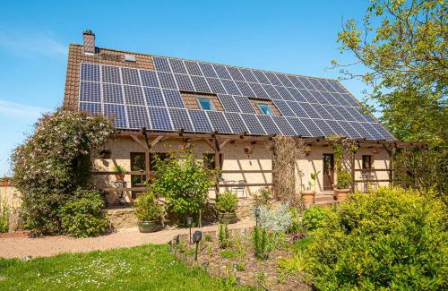 Parchtitz Apartment | Family-Friendly Ferienwohnung Am Walnussbaum with Pool