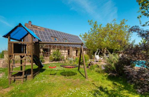 Parchtitz Apartment | Family-Friendly Ferienwohnung Am Walnussbaum with Pool