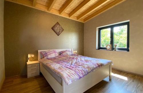 Kommerscheidt Apartment | Cozy Ferienwohnung am Weiher - Ideal for Families and Pets