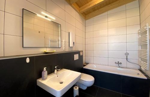 Kommerscheidt Apartment | Cozy Ferienwohnung am Weiher - Ideal for Families and Pets