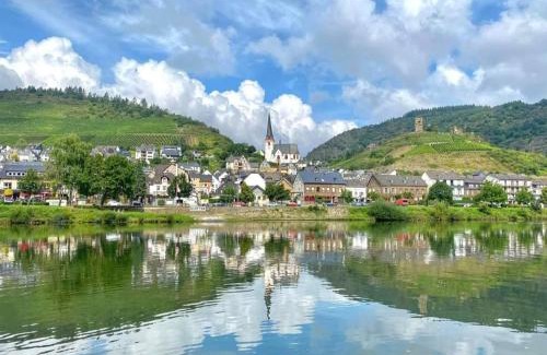 Klotten Apartment | Cozy Ferienwohnung Ambiente II and III: Family-Friendly Stay