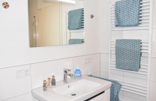 Fedderwardersiel Apartment | Family-Friendly Ferienwohnung Ankerplatz with High Ratings