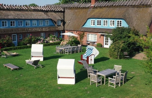 Falshoft Apartment | Cozy Oceanfront Apartment for Two in Nieby with Kitchen