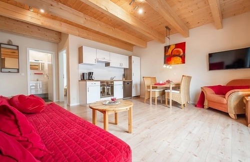 Langholz Apartment | Cozy Waabs Retreat for 2 with Oceanfront Amenities