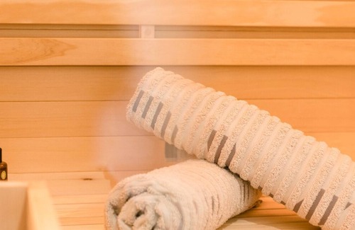 Heiligenblut Apartment | Cozy Retreat for 4 Guests in Winkl with Spa & Hot Tub
