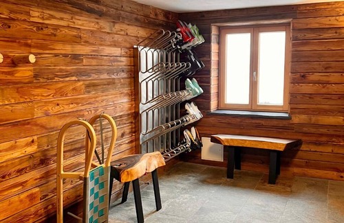 Heiligenblut Apartment | Cozy Retreat for 4 Guests in Winkl with Spa & Hot Tub