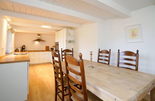 Falshoft Apartment | Spacious Apartment for 6 Guests with Oceanfront Views