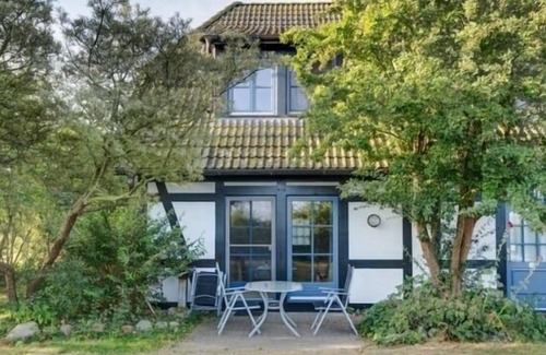 Warthe Apartment | Cozy Apartment for 6 with Oceanfront Views in Rankwitz