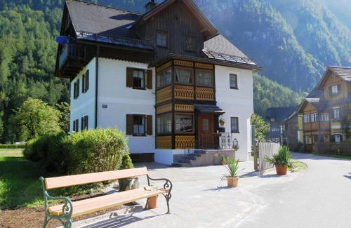 Hallstatt Apartment | Child-Friendly Ferienwohnung Aschauer with Perfect 10 Rating