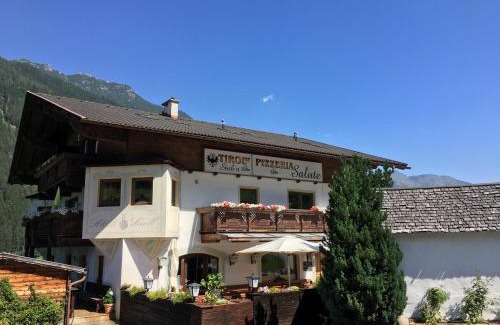Neustift Im Stubaital Apartment | Cozy Ferienwohnungen Kindl: Family-Friendly with Breakfast
