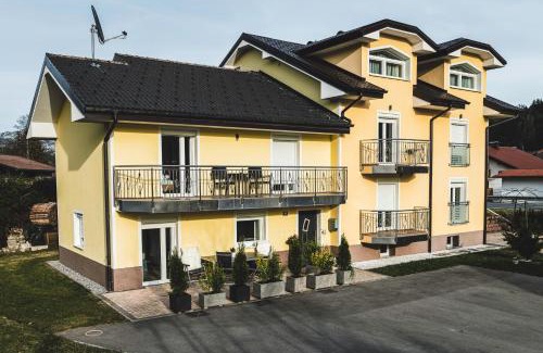 Weissenbach am Lech Apartment | Discover Ferienwohnung Schönblick: Oceanfront Retreat Awaits
