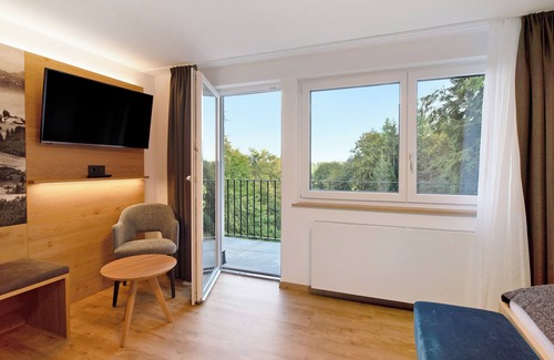 Hoechenschwand Apartment | Cozy Ferienwohnung Auerhahn with Spa and Family Amenities