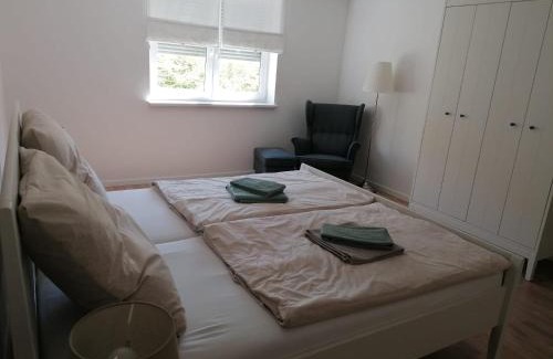 Grub am Forst Apartment | Cozy Ferienwohnung Auengrund: Pet & Child Friendly Retreat