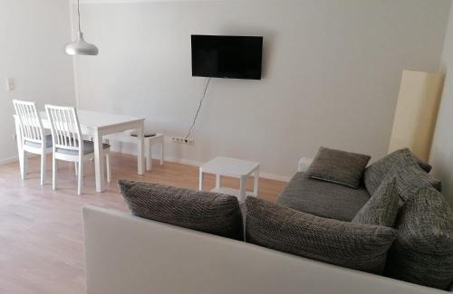 Grub am Forst Apartment | Cozy Ferienwohnung Auengrund: Pet & Child Friendly Retreat
