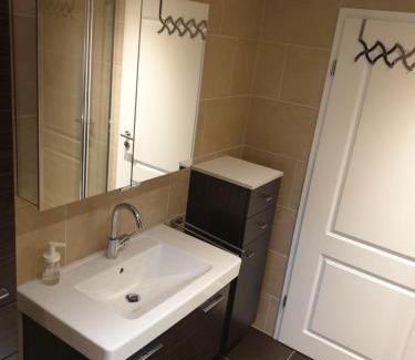 Grub am Forst Apartment | Cozy Ferienwohnung Auengrund: Pet & Child Friendly Retreat